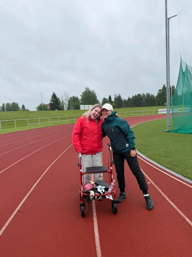 Asiakas ja Eveliina urheilukentän juoksuradalla